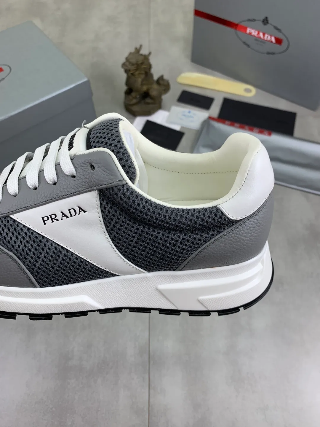 Men's Men's Shoes 💰P560 💰【New Style】 The latest model of high-quality PRADA classic men's shoes has been launched on the official website at a 1:1 replica, synchronized in Hong Kong and on the same catwalk; all made of calfskin➕imported cowhide lining, 🍡🍡original rubber outsole, non-slip and wear-resistant; comfortable on the feet, attractive style, fine workmanship, and simple and neat shoe lasts, highlighting a man's courage and toughness, 👍size 38 to 44 (45 can be customized) black White color🉑️choose